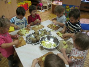 Otroci so spoznavali uporabo krompirja tako, da so iz njega izdelovali različne jedi.