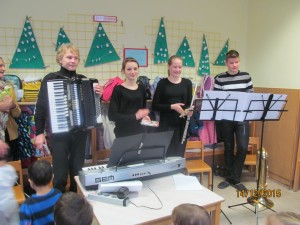 Tudi učenci OŠ Fram so predstavili instrumente, nanje zaigrali in nam pričarali praznično vzdušje.